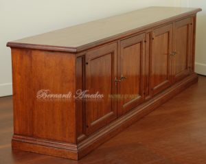 Credenza bassa da 250 cm con 4 ante in noce massiccio arte povera adatta come mobile Tv da salotto